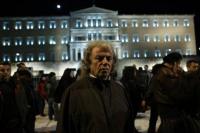 Vater von Nikos vor dem Parlament