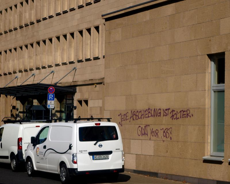 Abschiebung ist Folter - Quit your job!Abschiebebehörde mit Farbe markiert.