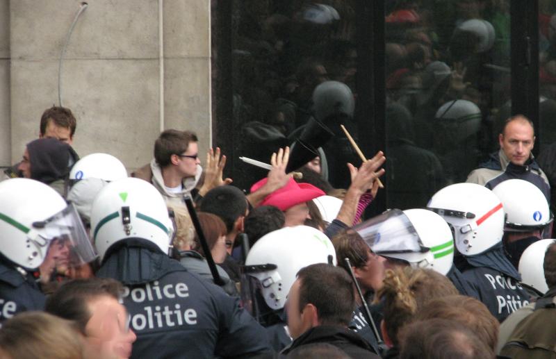 Die Polizei kesselt einen Teil des Blocks und drängt ihn an die Wand