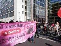 Das Trans­pa­rent für das „war starts here camp“ 