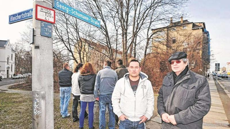 Zwei Unterstützer der Bürgerinitiative „Gohlis sagt Nein“ zeigen ihr Gesicht: Stephane Simon (45. li.) und Hans-Christian Heber (76)