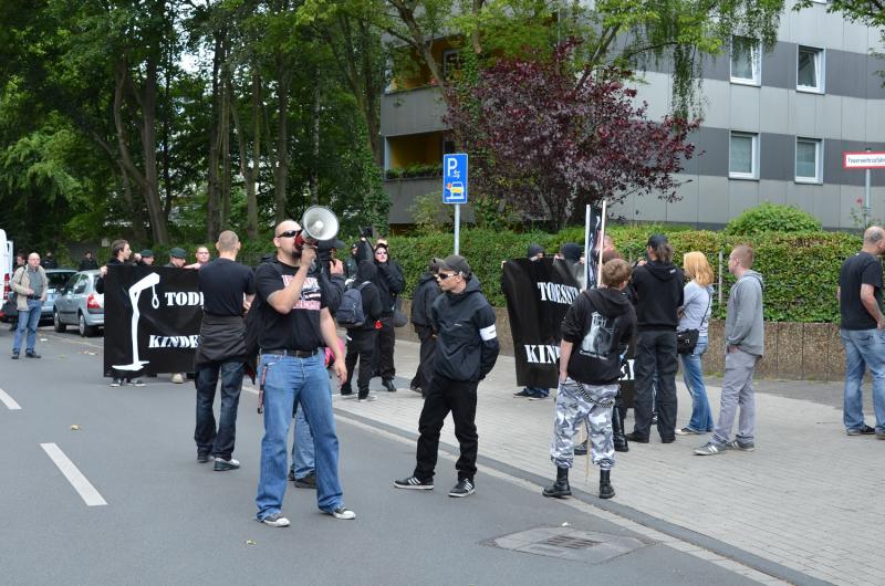 17 (Kevin Giuliani ruft die gegenüberstehende Antifas auf, sich seiner Demonstration anzuschließen)