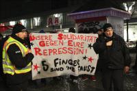 Unsere Solidarität gegen eure Repression 5 finger sind ne Faust