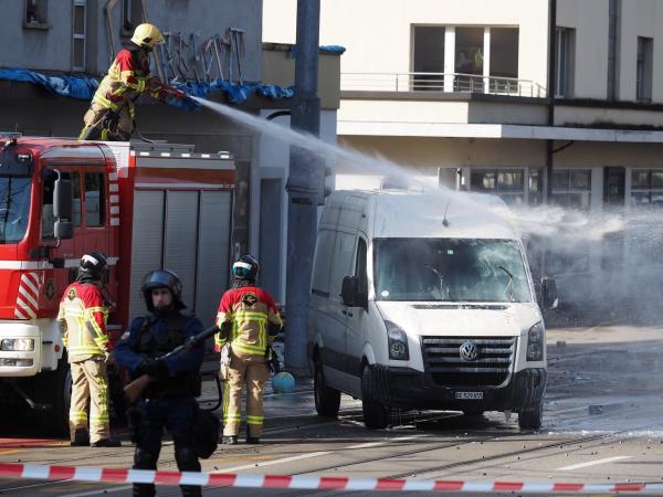 Die Besetzer schossen mit Feuerwerk und Abfallkübeln auf die Polizisten.