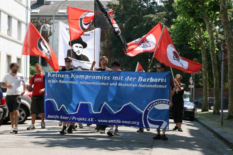 …und schreiten diese in einem Demonstrationszug ab