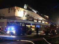 Bei dem nächtliche Einsatz wurden an der Halle Einbruchsspuren entdeckt.