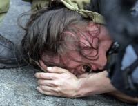 Ein Demonstrant hat eine Ladung Pfefferspray ins Gesicht bekommen.Foto: dpa