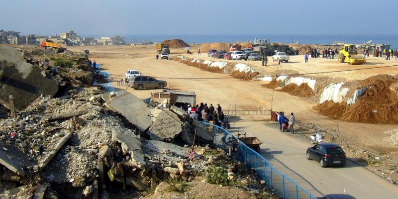 Libanesischer Checkpoint am Eingang zur Baustelle in Nahr al-Bared. Im Hintergrund rechts: Hier wird der erste Teil des Flüchtlingslagers wieder aufgebaut.