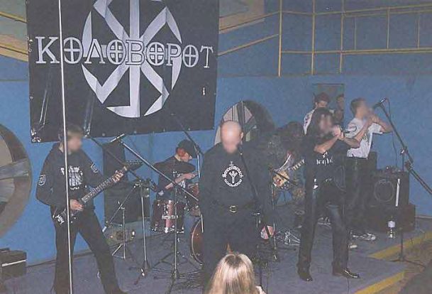 Byshoks Nazi-Metal-Band Temnozor' mit Bandbanner "Kolovorat" im Hintergrund