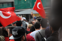 Wolfsgrüße auf der Linkswende-Demo in Wien.