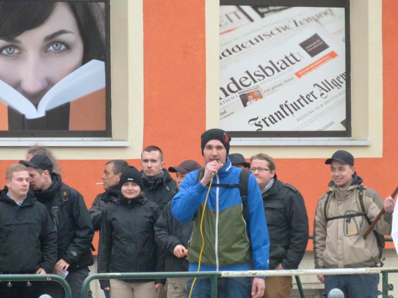 Anmelder spricht sichtlich "verzweifelt" zu den Gegendemonstrant_innen.