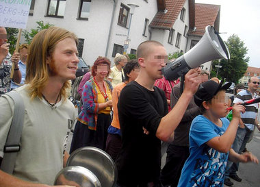 »Simon Brenner« (vorn) bei der Arbeit. Antiatomdemo am 26. Juli 2010