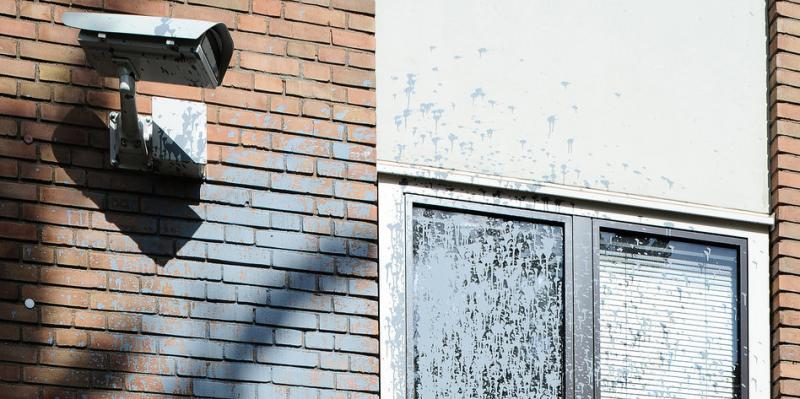 Die Fassade der Innenbehörde ist blau bespritzt und mehrere Fenster sind eingeschmissen worden.  Foto: (dpa)