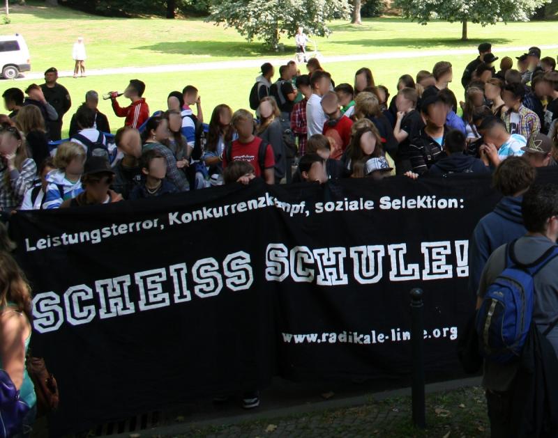 Transpi auf der Schulstreik-Demo im Juli