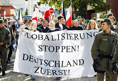 Bei einer Neonazi-Demonstration in Ulm marschieren Frauen in der ersten Reihe