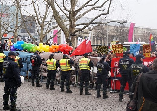 Gegendemo und Blockade