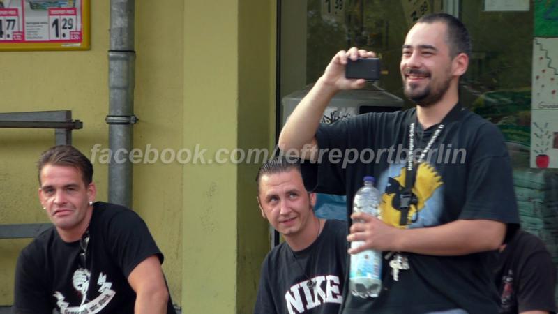 Clique am EDEKA, an der Buschallee. Links: Gelfrisur im "HOGESA"-Shirt.