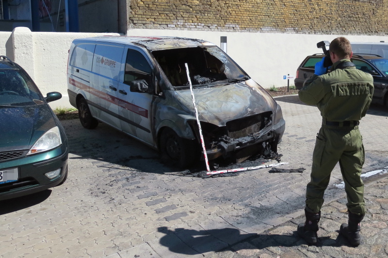  Ein Kriminaltechniker dokumentiert Spuren an einem ausgebrannten Mercedes Vito des Immobilienunternehmens. 