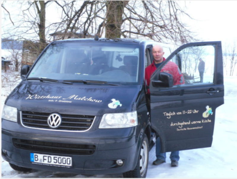 Dreblow, hier mit einem Auto seines Restaurants “Wirtshaus Malchow”