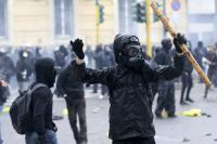 Einer von Hunderten Demonstranten: Viele waren mit Schlagstöcken bewaffnet, als sie sich in der Mailänder Innenstadt mit der Polizei anlegten.