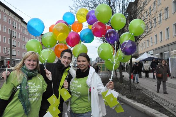 "Druschba-Freundschaft" – eine mehrsprachige Aktion der Verdi-Jugend für Toleranz und gegen Rassismus. Janine Stenner (22), Marcel Mebes und Sandra Leonhardt (beide 23) verteilen Luftballons mit Wunsch-Karten.