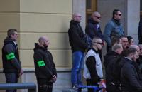 Tony Schmidt (2. v. l.) als Ordner am 21. Februar 2015 auf einer neonazistischen Demonstration von „Der III. Weg“ in Eisenhüttenstadt