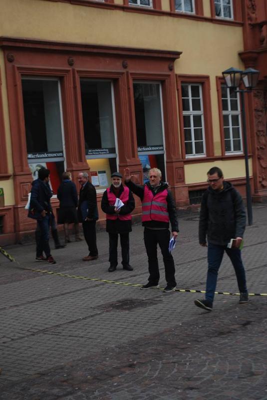 -	Vom Flyer: "Nachdem die Menschen also die Grenzen der Staaten überwunden haben, kommen sie in Heidelberg erneut in ein System der Abschottung und Spaltung"