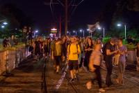 Auf den Tramschienen über die Stadtbahnbrücke