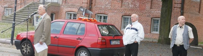 v.l. Ingo Stawitz (Uetersen), Helmut Radunski (Hohenlockstedt) und Kai Otzen (Pinneberg) auf einer NPD-Kundgebung am 03.10.2011 in Pinneberg