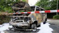 Ein Einsatzbuss der Bundespolizei ist vollkommen ausgebrannt. Auch ein Zivilfahrzeug wurde schwer beschädigt.