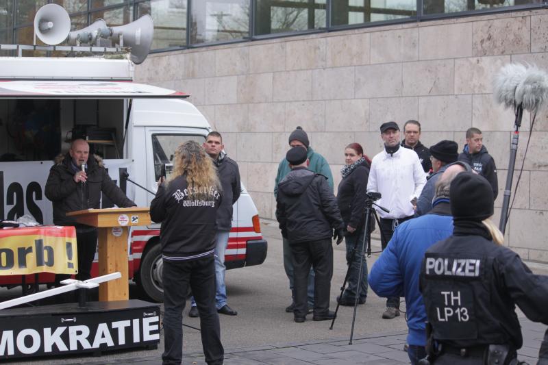 Rechts in weißer Jacke Ralf Dieter Gabel, rechts hinter ihm Sven Krämer, links Nicole Krämer aus Arnstadt