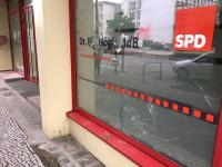 foto spd landeszentrale berlin, in der scheibe gespiegelt farbe am jobcenter müllerstraße