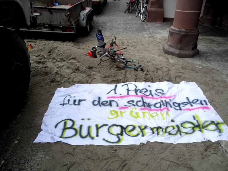 Montag - Haufen Sand auf den Rathausplatz