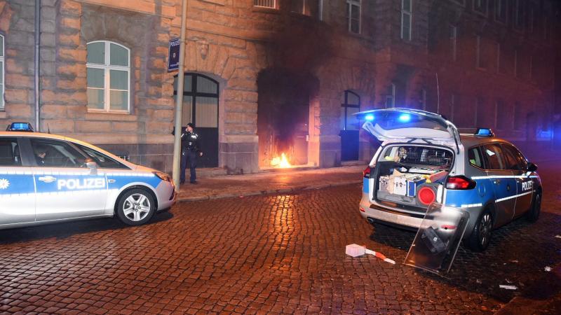 Nach dem erfolglosen Versuch, den Brand selbst zu löschen, riefen die Polizeibeamten die Feuerwehr. (Foto: Spreepicture)