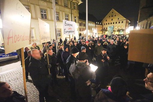 Er gilt als einer der Drahtzieher des Internetportals Altermedia: Ralph-Thomas K. (im Vordergrund mit dem Schild "Wahrheit statt Lügenpresse" bei einer Pegida-Demonstration in Villingen-Schwenningen) wurde nun verhaftet.