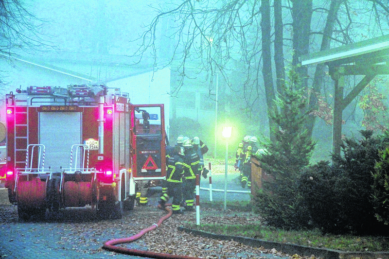     Ein Feuer bei Rheinmetall (ehemals Nico) in Trittau führte am Sonntagmorgen zu einem Großeinsatz der Feuerwehren. Foto: Jens Burmester