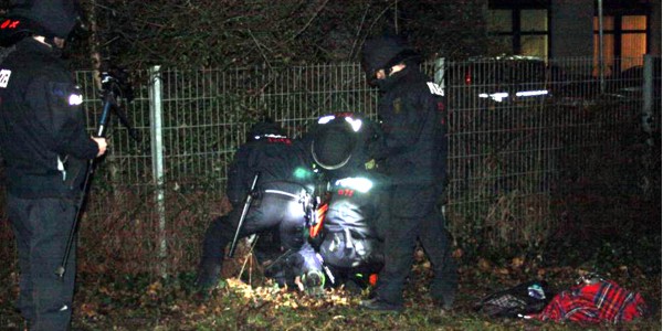 Die Festnahme der Frau neben dem "Netto". Leider hat die L-IZ das Gesicht des Polizeibeamten nicht voll erwischt. Die Aussage des Beamten selbst führt jedoch wieder auf die satirische Kritik der "Bürgerinitiative" zurück.Foto: Alexander Böhm