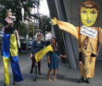 11. September 2009 Berlin: Demonstration gegen Agrogentechnik am Forschungsministerium stelzen_grosspuppe