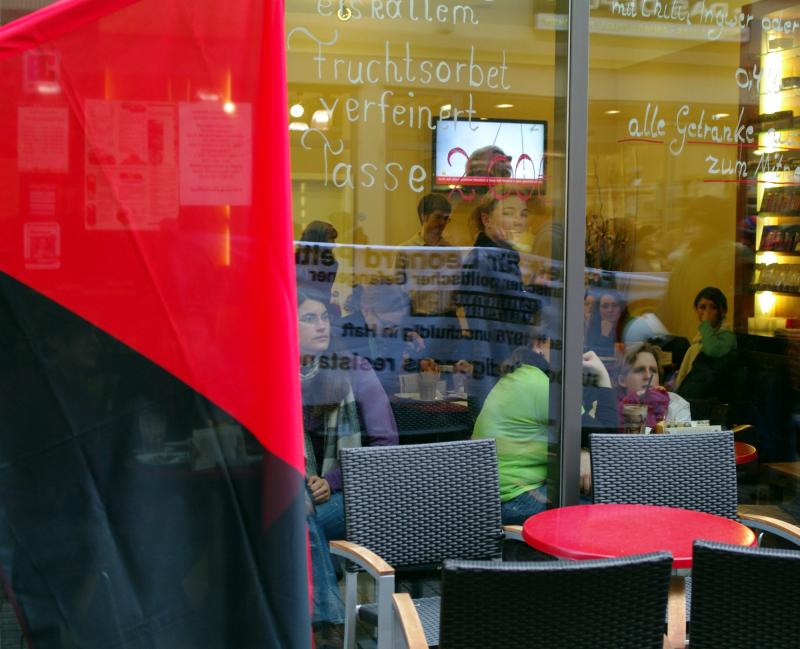 Straßencafé und Demonstration