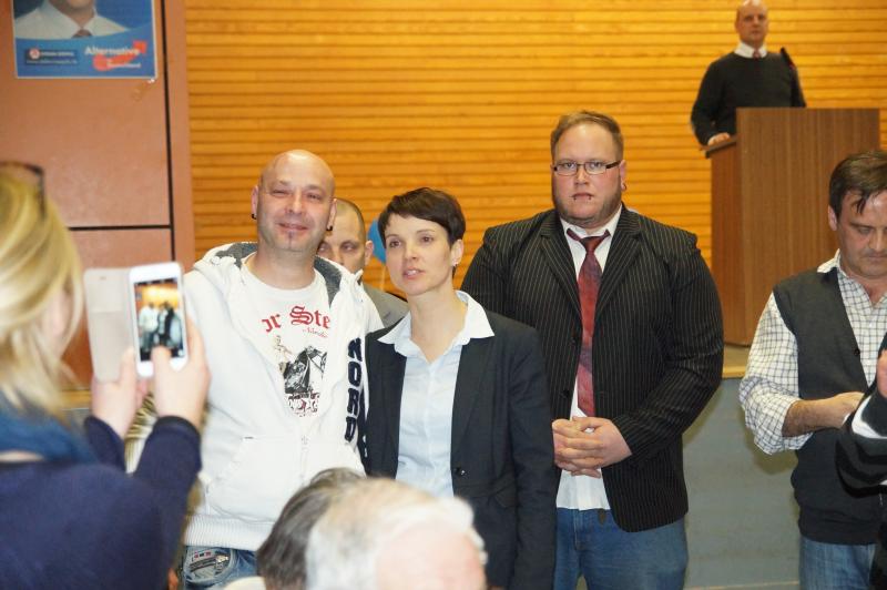 Frauke Petry und Thor-Steinar-Nazi