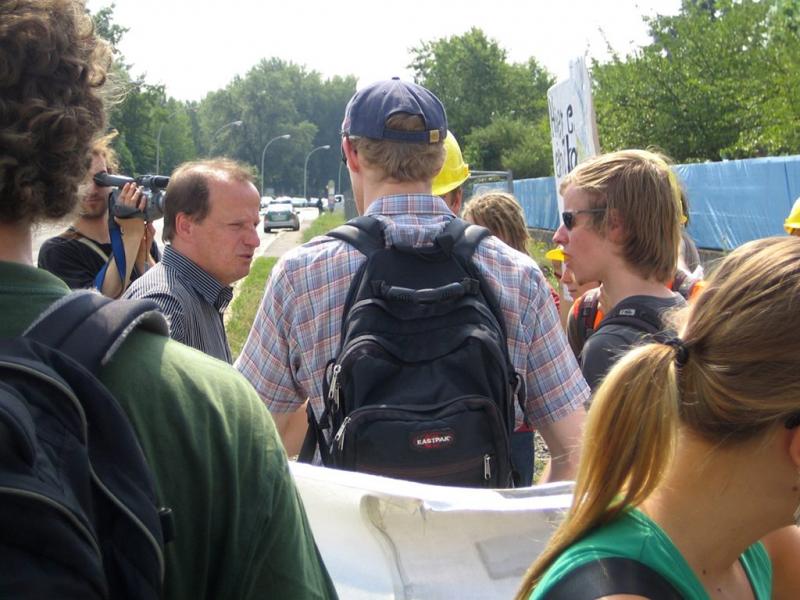 Der KMW-Pressesprecher kommt nicht umher, sich für das Projekt rechtfertigen zu müssen