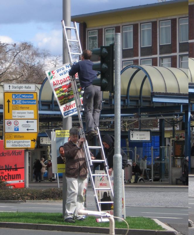 Pros beim Plakatieren am HBF (2009)