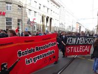 Soli-Demo Transpi Soziale Revolution ist grenzenlos