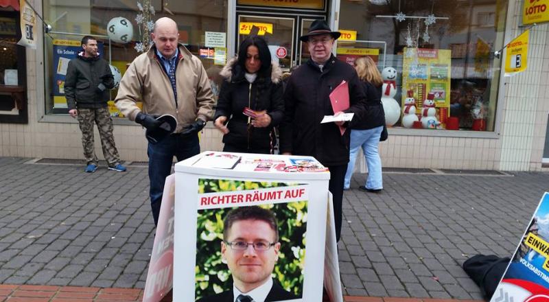 Unterschriftensammlung der NPD am 17. Dezember 2016 in Saarbrücken-Burbach mit Klaus Nuhn, Jacqueline Südorf und Peter Marx. Links im Hintergrund Alaexander Flätgen.