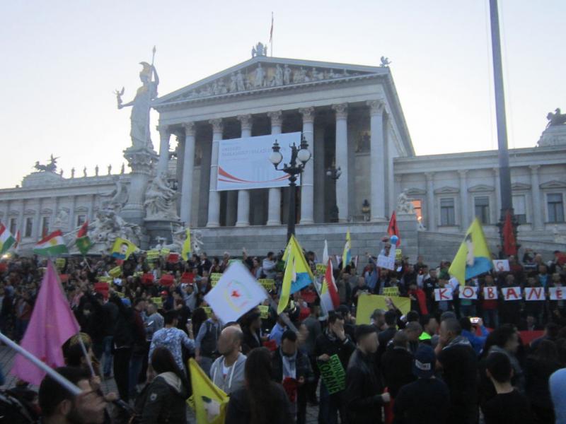 Tausende demonstrieren vor dem Parlament