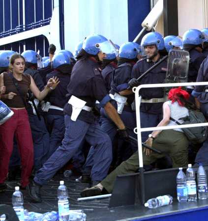 Genova 2001Carabinieri e Polizia