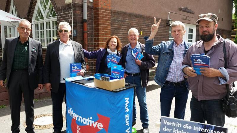 Die Steglitz-Zehlendorfer AfD am 17.06, 2. v.l. Andreas Joachim