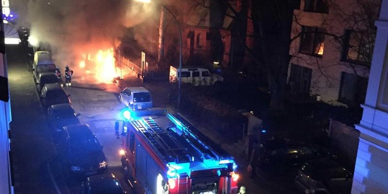 Eine MOPO-Leserin hat fotografiert, wie der Polizeiwagen an der Schmarjestraße in Flammen aufging.Foto: Grosch