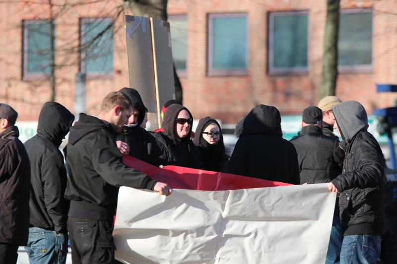 André Pfitzner und Michelle Lorösch (mitte) NPD Kundgebung Wandsbek 2015