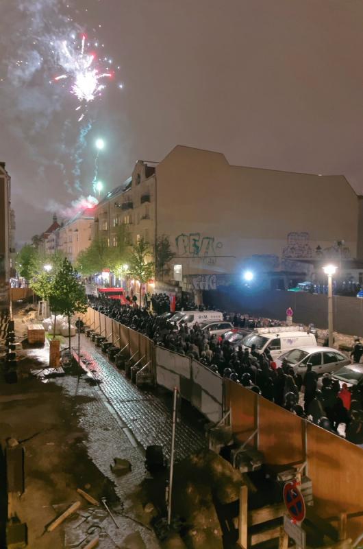 Die interkiezionale Demo an der CG-Baustelle "Am Friedrichshainer Möbelturm".